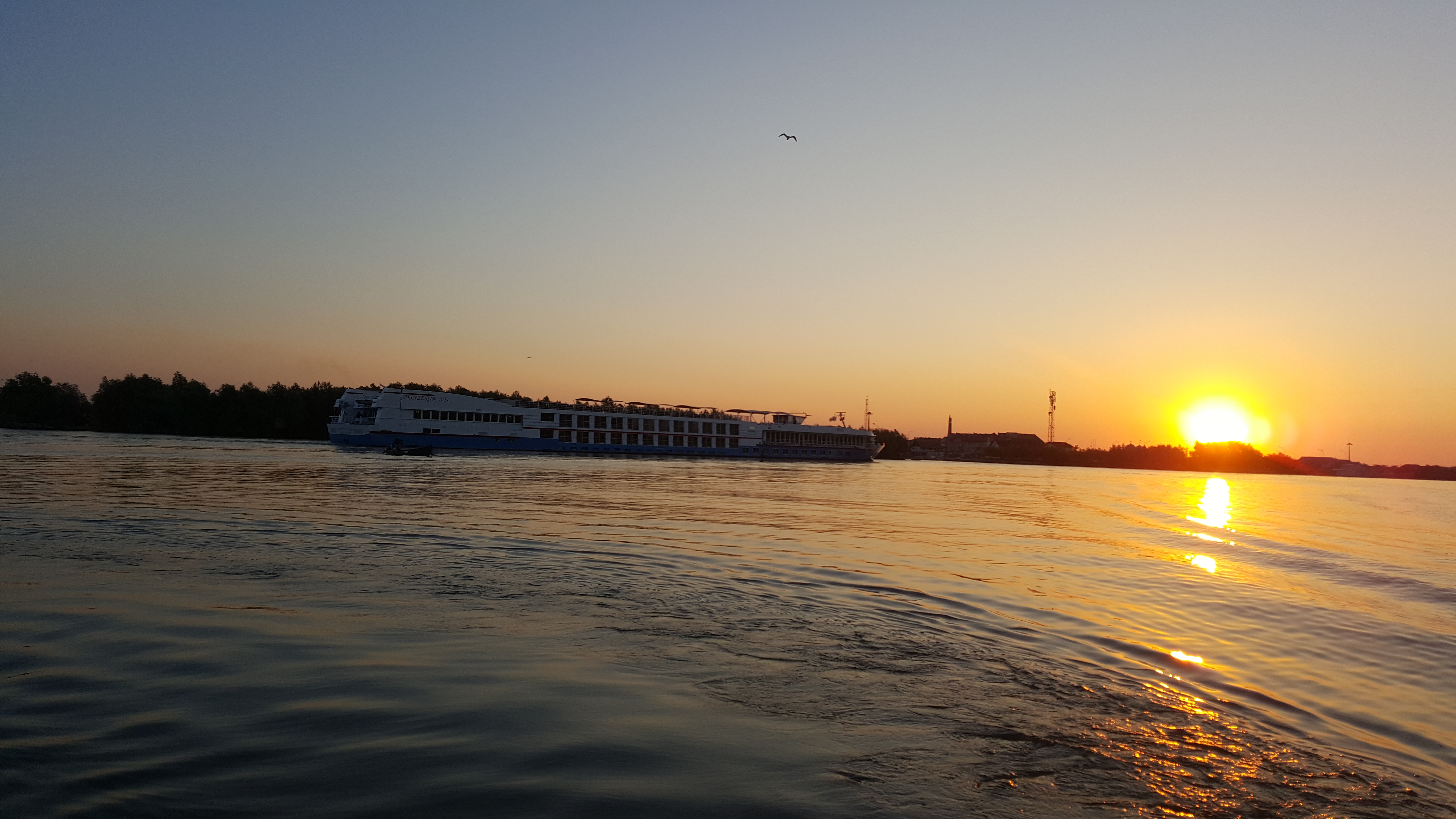 Vas de croaziera, la apus, pe Dunare